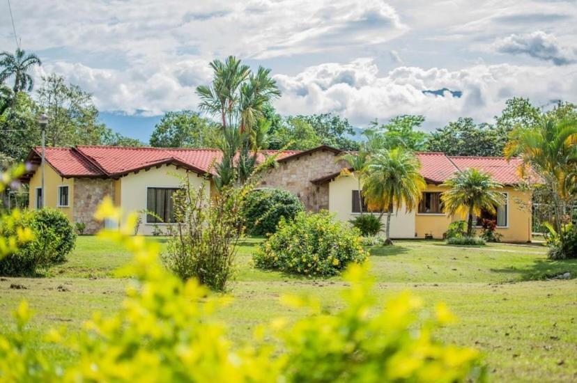 Linda Casa De Verano Con Amplias Zonas Verdes San Isidro De El General Exterior photo